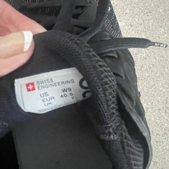 On Cloud Women's Size 9 Black Running Shoes Worn Only Twice - Picture 4 of 6